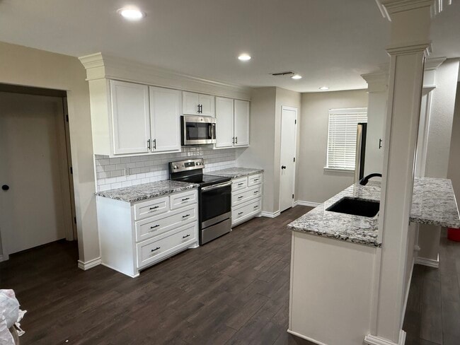 Building Photo - 2713 English Dr