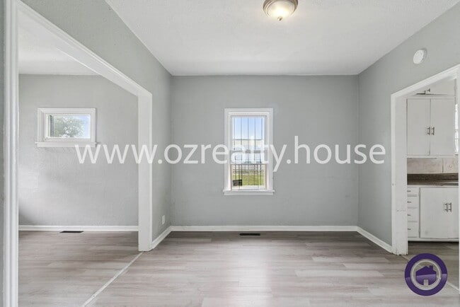 Building Photo - Cozy Two-Bedroom Home with Fresh Updates a...
