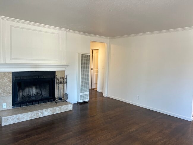 Building Photo - 1057 6th Ave