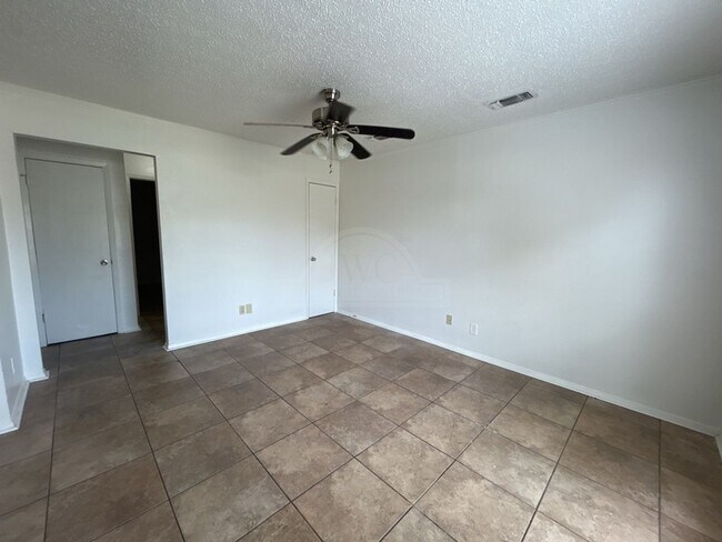 Foto del edificio - 2106 N W S Young Dr