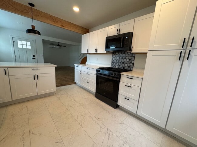 Building Photo - 2 Bedrooms, 1 Bath, Garage, Washer and Dryer Hookups
