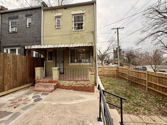 Building Photo - 1300 Dexter Terrace SE