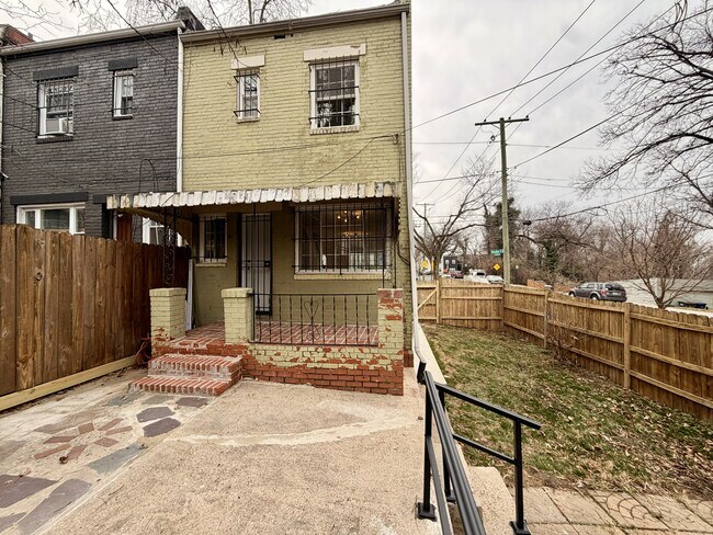 Foto del edificio - 1300 Dexter Terrace SE