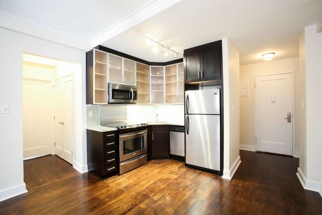 Building Photo - 210 W 70th St