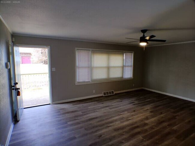 Foto del edificio - Beautiful 2 bedrooms and 2 baths with vanity located on S Hawthorne Ave in Independence, convenie...