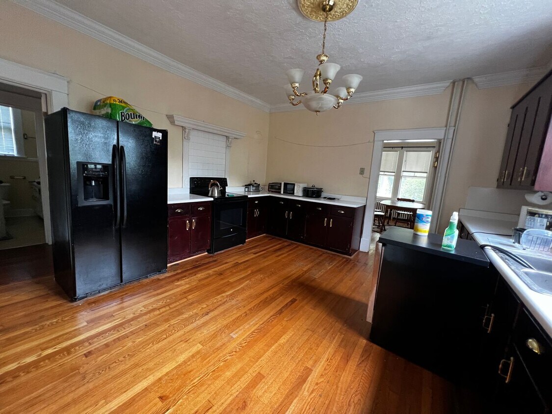 600 E 2nd St Unit B, Farmville, VA 23901 Room for Rent in Farmville