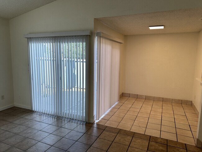 Foto del edificio - Stockton 2 Bedroom 1 Bathroom Duplex