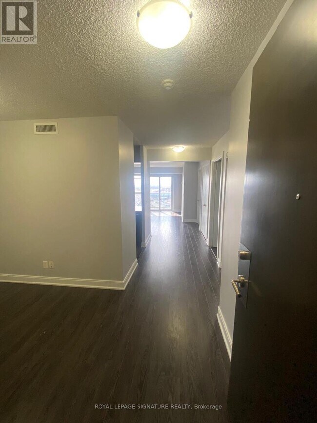 Photo du bâtiment - 125 Village Green Square