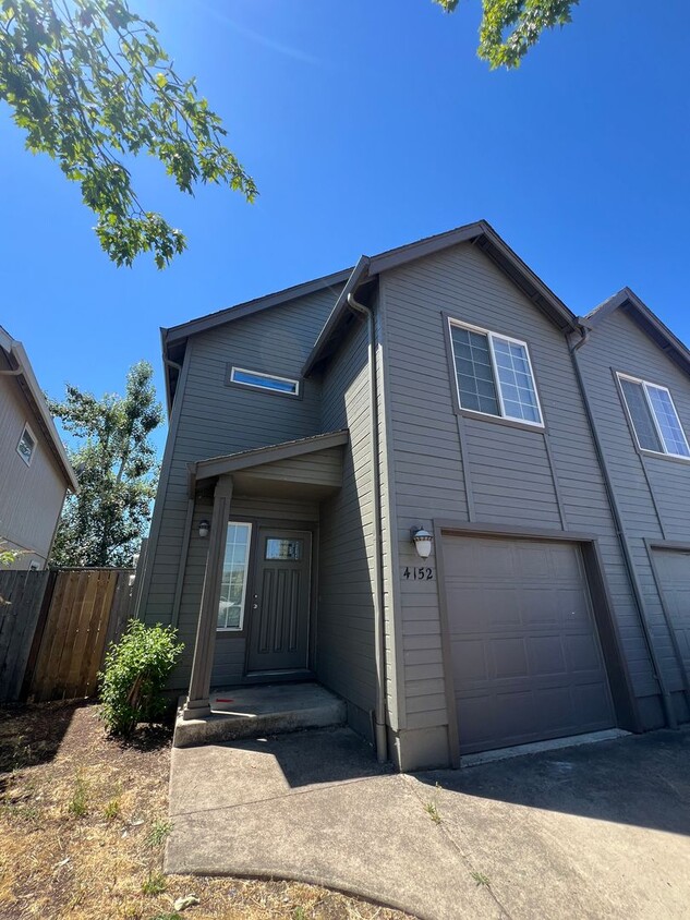 Primary Photo - 3 Bedroom 2 Bath Duplex in Springfield on ...