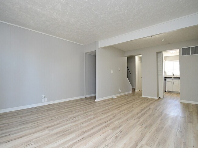 Foto del edificio - 5024 Southwood Cir