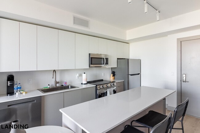 Building Photo - 1155 NE 126th St