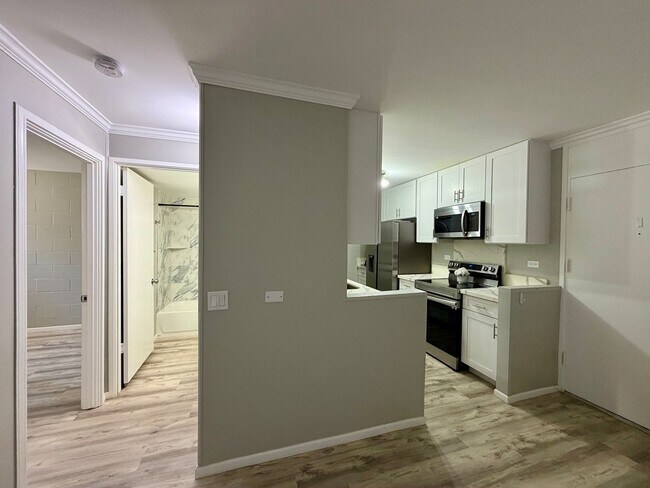 Foto del edificio - Newly Renovated 2-Bedroom in Kalihi | Lanai + Parking