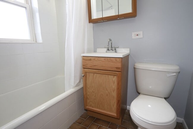 Interior Photo - 4501-4515 N Malden St