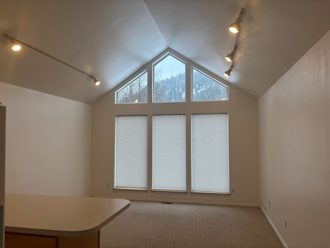 Building Photo - Townhome in CDA!