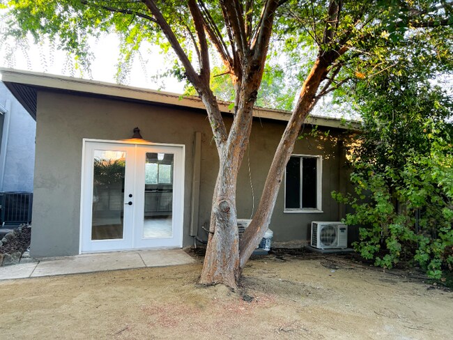 Foto del edificio - 1529 N Edison Blvd