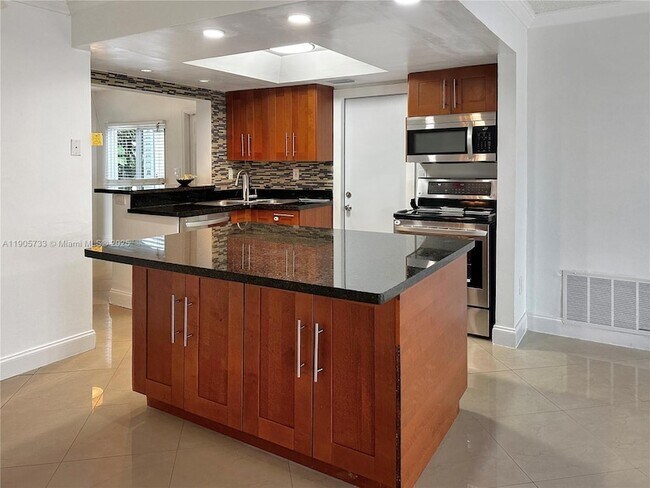 Foto del edificio - 6001 NW 71st Ave