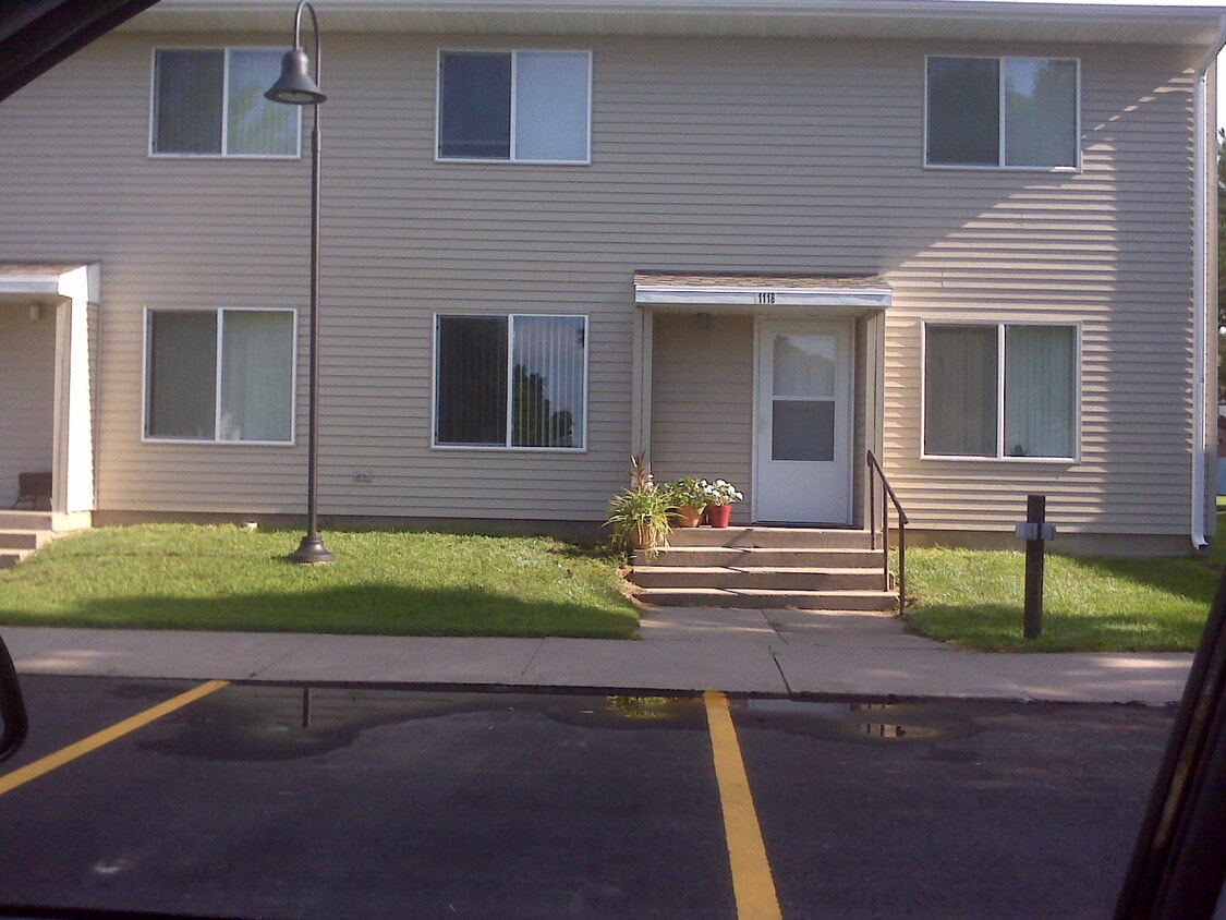 Oakwood Apartments & Townhomes Apartments 1200 E Clark St Vermillion