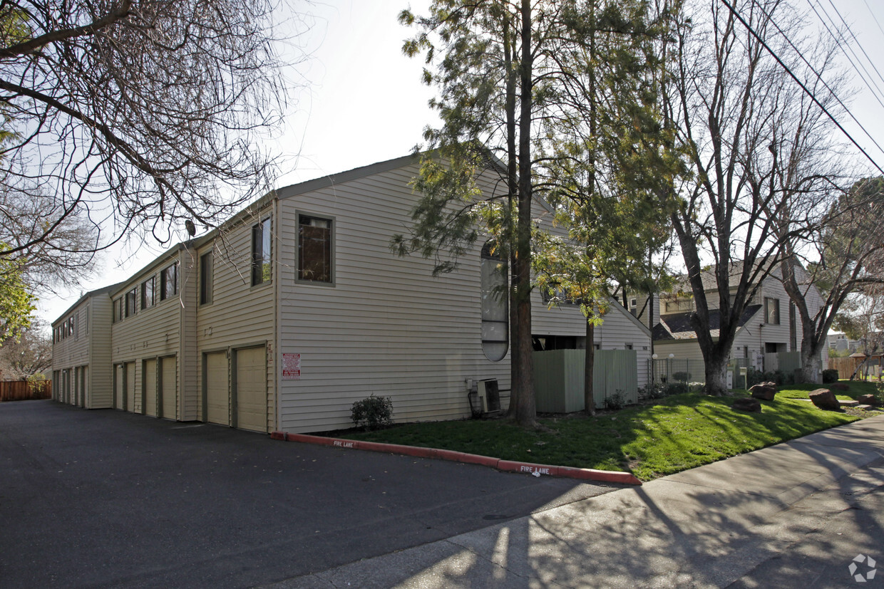 Foto del edificio - Arden Court Garden Townhomes