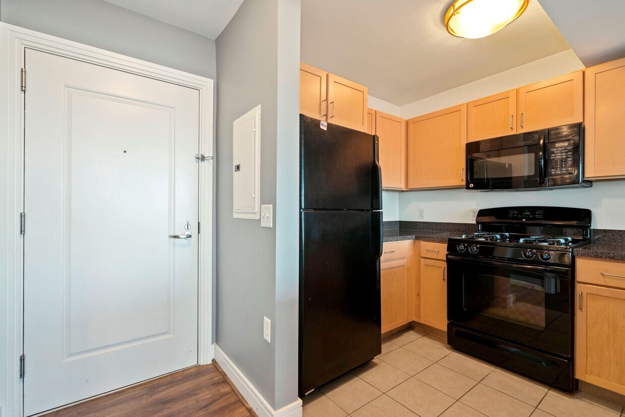 Foto principal - Available Now! Electric, Gas and Water included in Rent! Spacious Studio in an Amenity Rich Build...