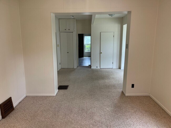 Building Photo - 3 Bedroom Near UWO