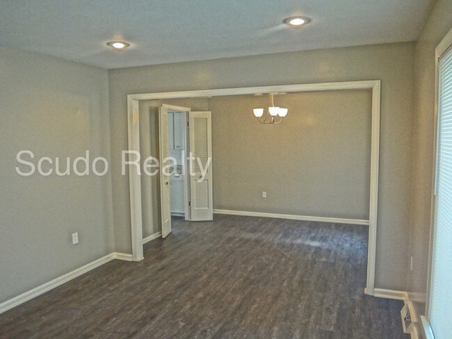 Foto del edificio - 300 S Cardinal Dr