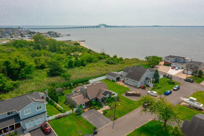 Building Photo - 859 E Bay Dr