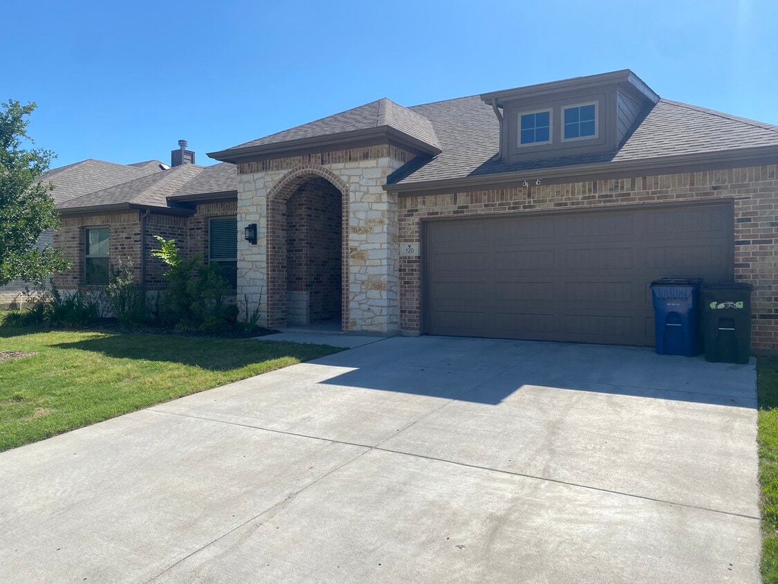 Primary Photo - 120 Gardenia Dr