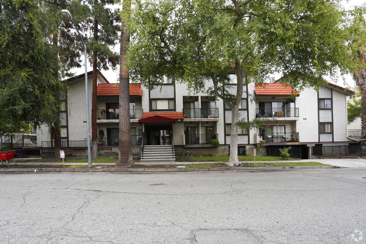 Primary Photo - 320 N Cedar St