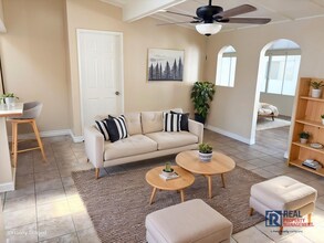 Building Photo - 5211 N Leaf Ave