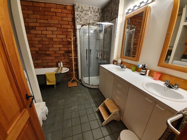 Building Photo - 4087 Av Laval