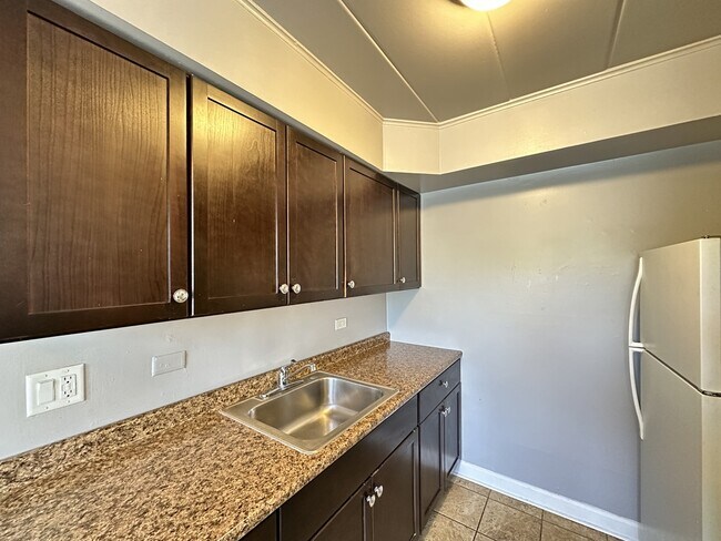 Building Photo - 9610 Ivanhoe Ave
