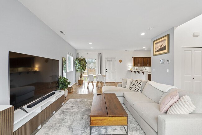 Building Photo - Spacious 3-Bedroom Home on Quiet Court in Spanaway