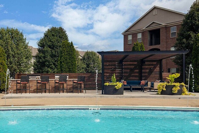 Piscina estilo resort en The Mill at Georgetown, Georgetown, Kentucky - The Mill at Georgetown