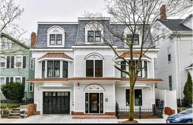 Building Photo - 388 W 4th St