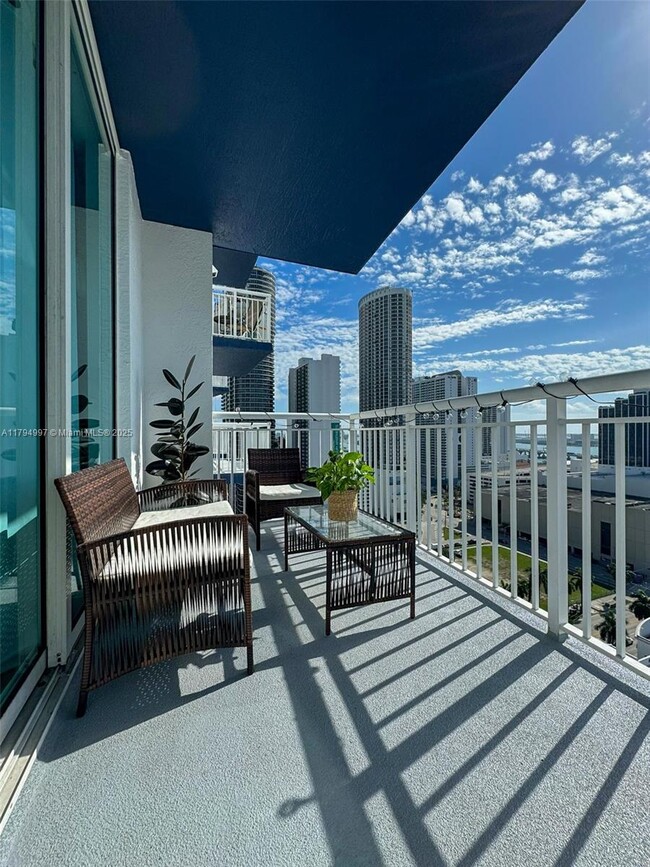 Foto del edificio - 275 NE 18th St