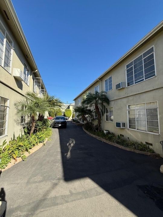 Building Photo - 6860 De Longpre Ave