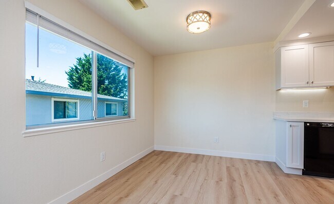 Foto del edificio - Soquel Knolls – Gorgeous Fully Remodeled 3BD / 1.5BA Second-Floor Condo