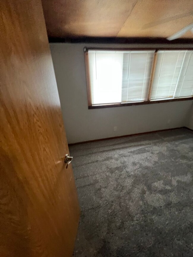 Building Photo - Large 5 bedroom house close to campus for ...