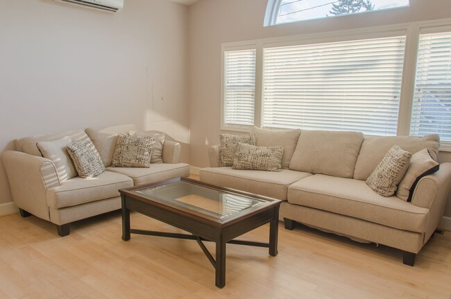 Building Photo - 4bd/2.5ba Seattle Home