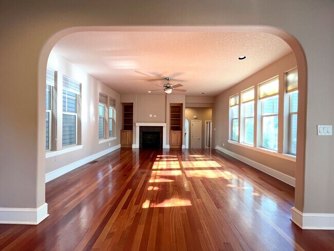 Foto del edificio - Stunning Corner Home in King City with Washer/Dryer Included, Private Courtyard!