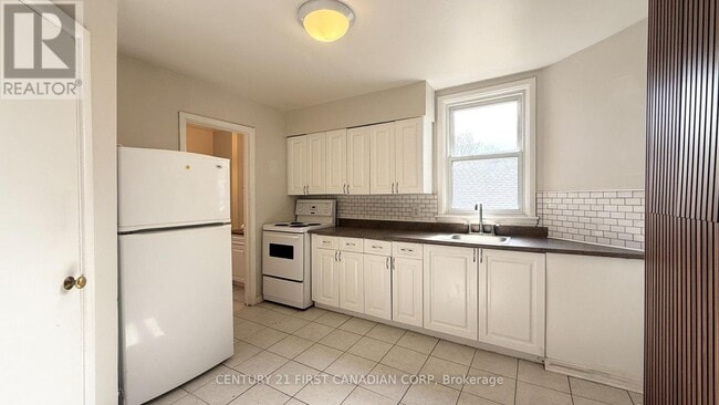 Building Photo - 359 Princess Ave