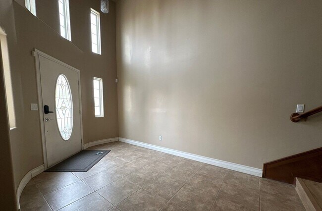 Foto del edificio - Lakefront Retreat 5BD | 3BTH– Available fo...