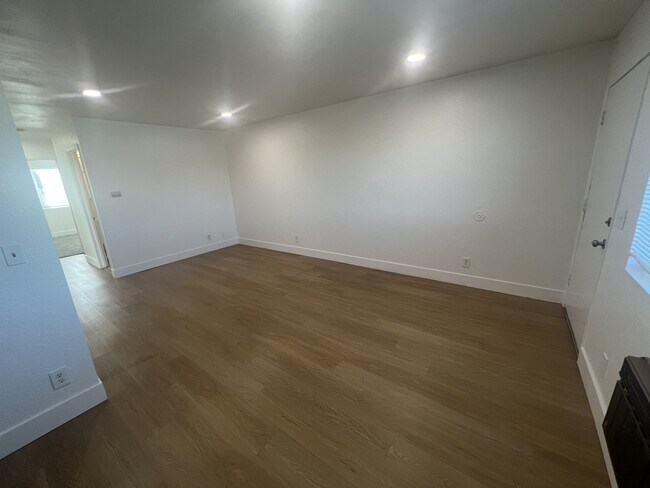 Foto del edificio - 3965 Logan Ave