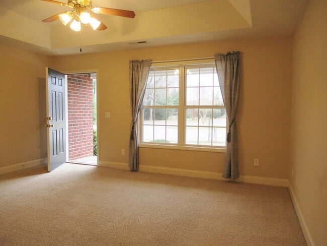 Building Photo - 3760 Beacon Dr