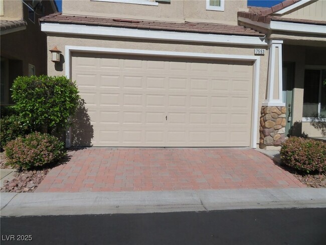 Foto del edificio - 7553 Grassy Bank St