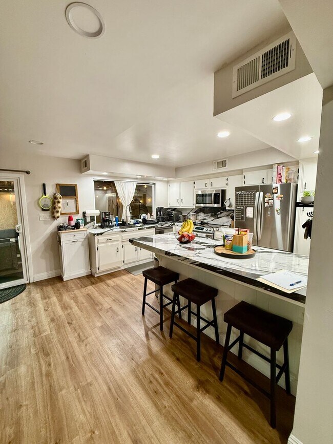 Foto del edificio - Beautifully 4-bedroom, 2.5-bathroom Condo—ready and waiting for you!