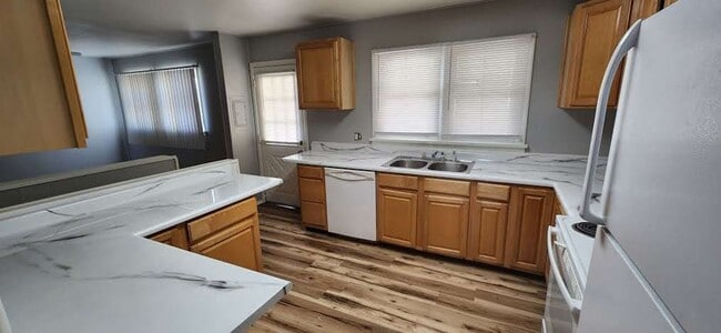 Building Photo - ALL PROSPECTIVE TENANTS MUST SUBMIT A $58 ...