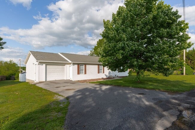 Building Photo - 3 bed/2 bath Single Family Home in Martins...