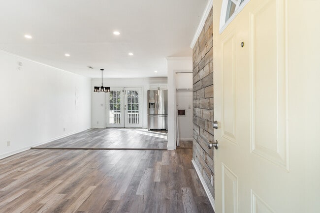 Building Photo - 3883 Crouch Dr