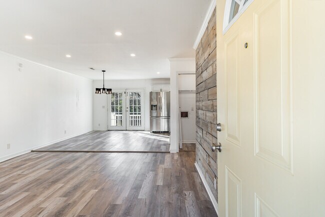 Foto del edificio - 3883 Crouch Dr